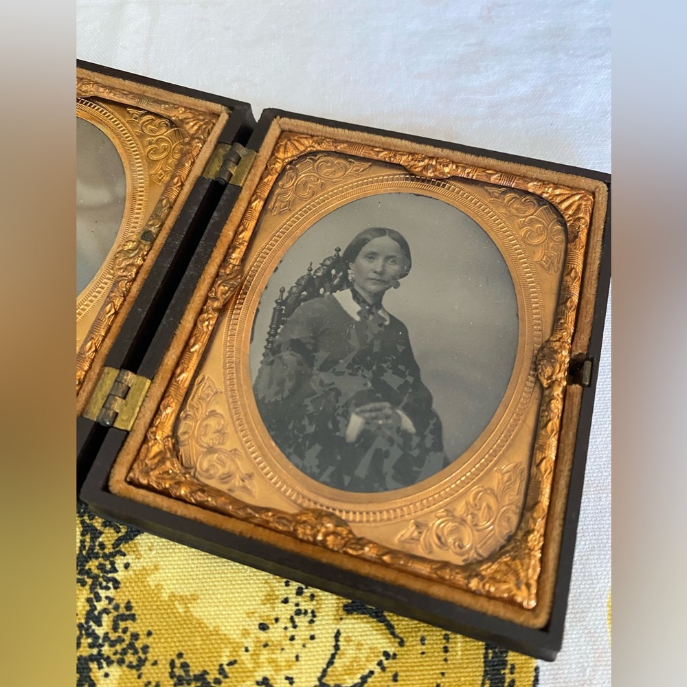 Antique Double Daguerrotype - Picture 11 of 11